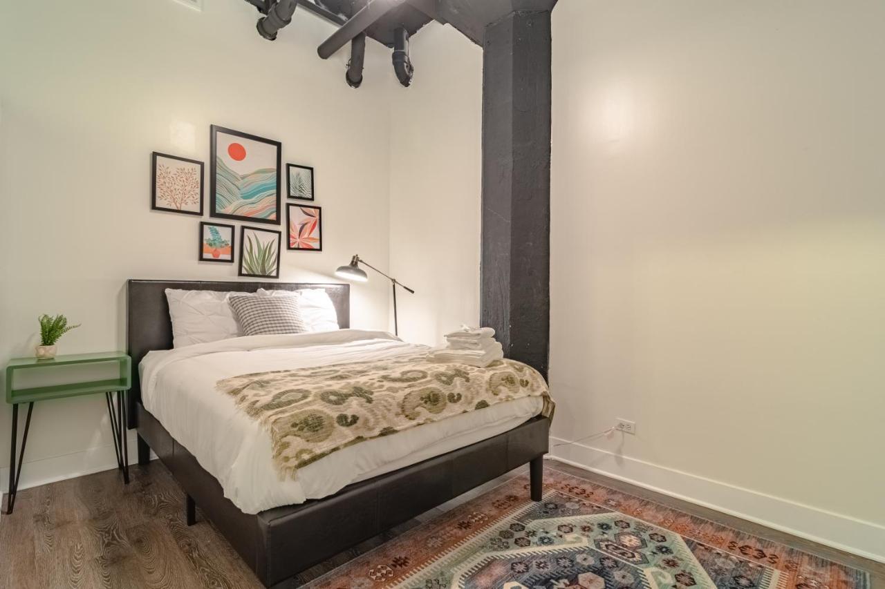 Ideal 3br Business Or Leisure In Fully Stocked Kitchen & Fast Internet With Optional Parking Near Soldier Field, Grant Park & Mccormick Place Chicago