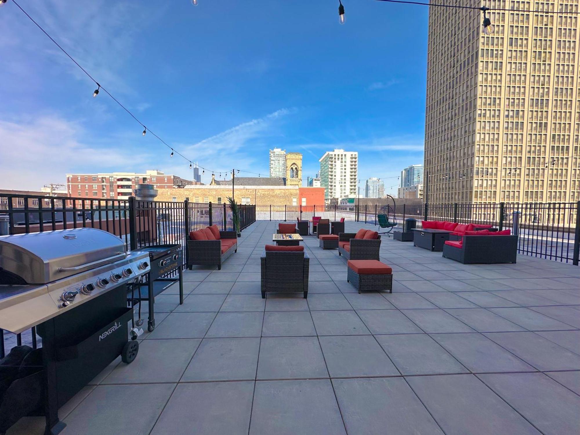 Ideal 3br Business Or Leisure In Fully Stocked Kitchen & Fast Internet With Optional Parking Near Soldier Field, Grant Park & Mccormick Place Apartment *